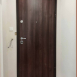 Двустранно метална, основна врата, отваряща се навън. От вътрешната страна е покрита с плоскост с изкуствено покритие, декоративна каса по зида и первази в същия декор и гумен уплътнинел.