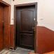 Едностранно метална врата, покрита двустранно с 8мм. плоскости МДФ с изкуствено покритие, цвят "Планинска лиственица", с декоративна каса по зида и первази. Вградена брава "MOTTURA", бронировка "MOTTURA" и патрон "MOTTURA".