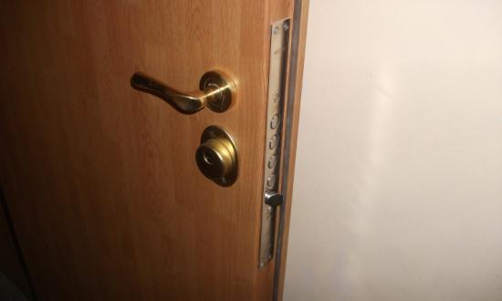 Двустранно метална врата с фолио, брава "MOTTURA", бронировка и патрон MOTTURA